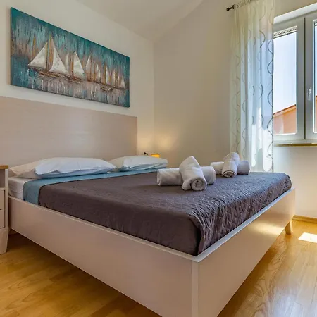 Vakantiehuis Amazing In With Kitchen Pula