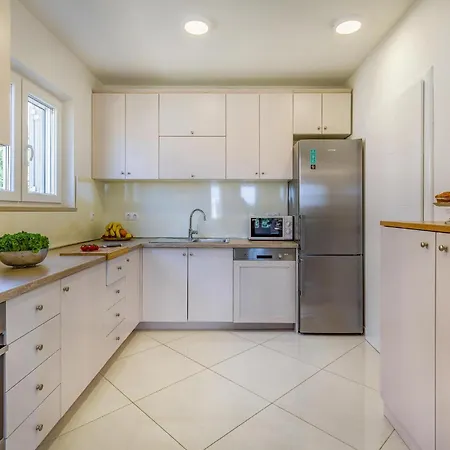 Holiday home Amazing In With Kitchen Pula